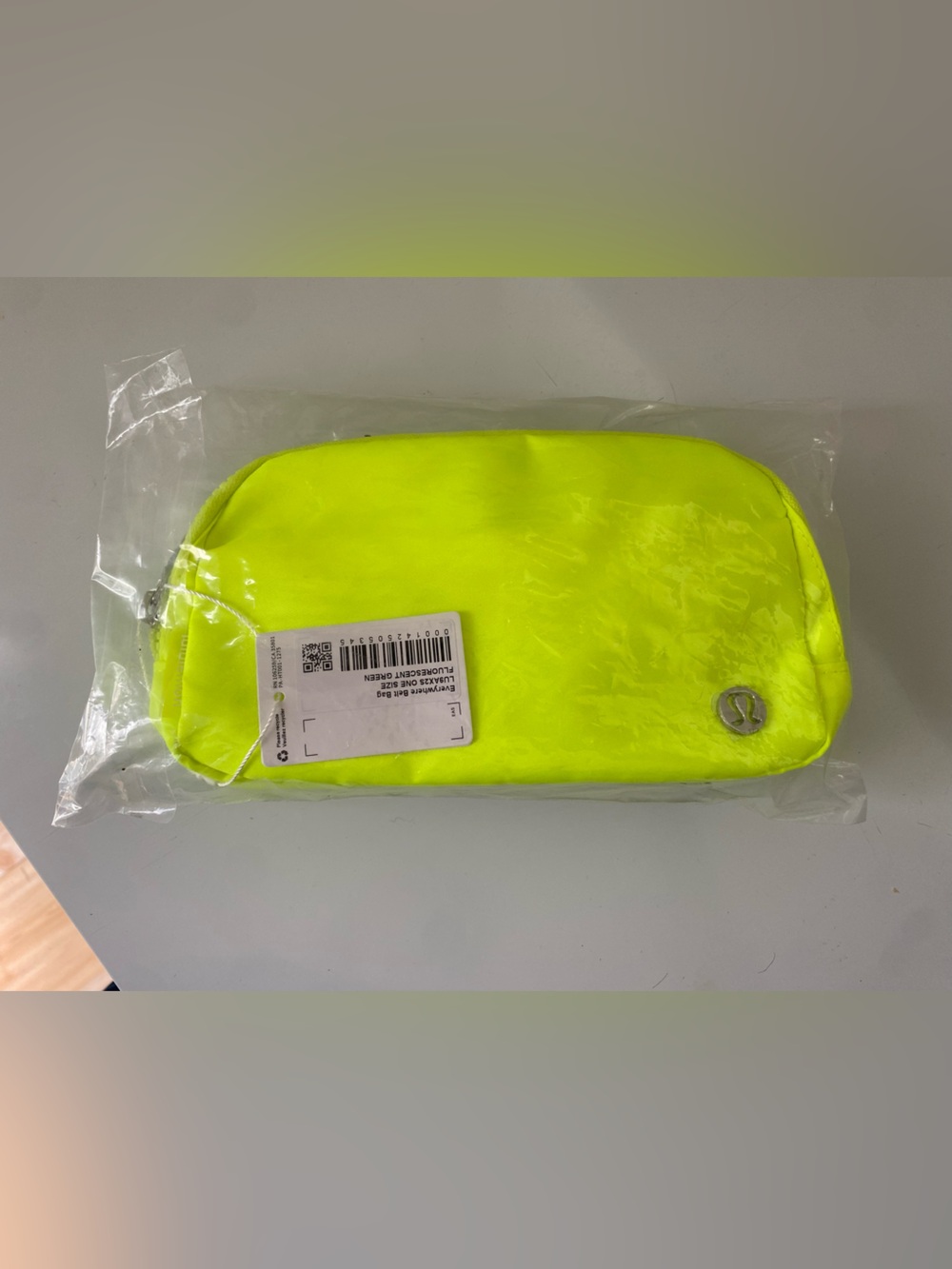 Lululemon Everywhere Belt Bag Fluorescent Green One Size NWT - Picture 2 of 4